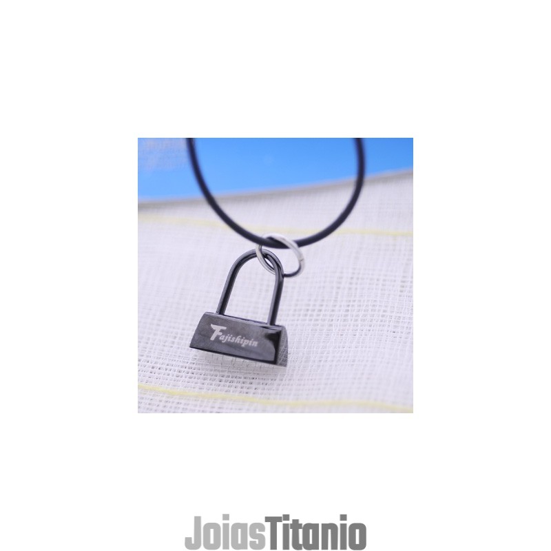 Colar Com Pingente De Titânio Com Cadeado Preto Da Moda Com Versículo Bíblico E Cruz Colar Com Pingente De Titânio Com Cadeado Preto Da Moda Com Versículo Bíblico E Cruz