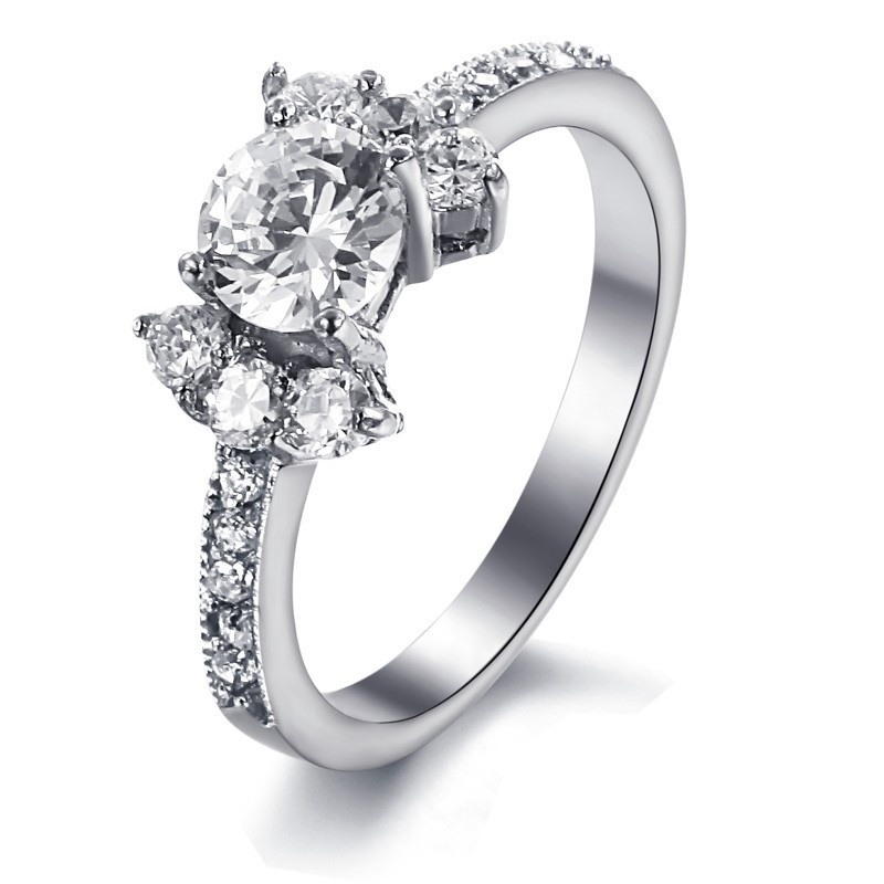 Anel Feminino De Titânio Com Corte De Coração E Flecha E Strass Anel Feminino De Titânio Com Corte De Coração E Flecha E Strass