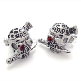 Brincos De Stitanium Com Espada E Caveira Com Um Olho Vermelho